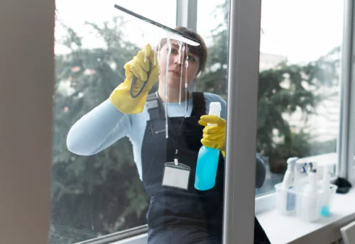 Nettoyage de vitres intérieures et extérieures à Fougères